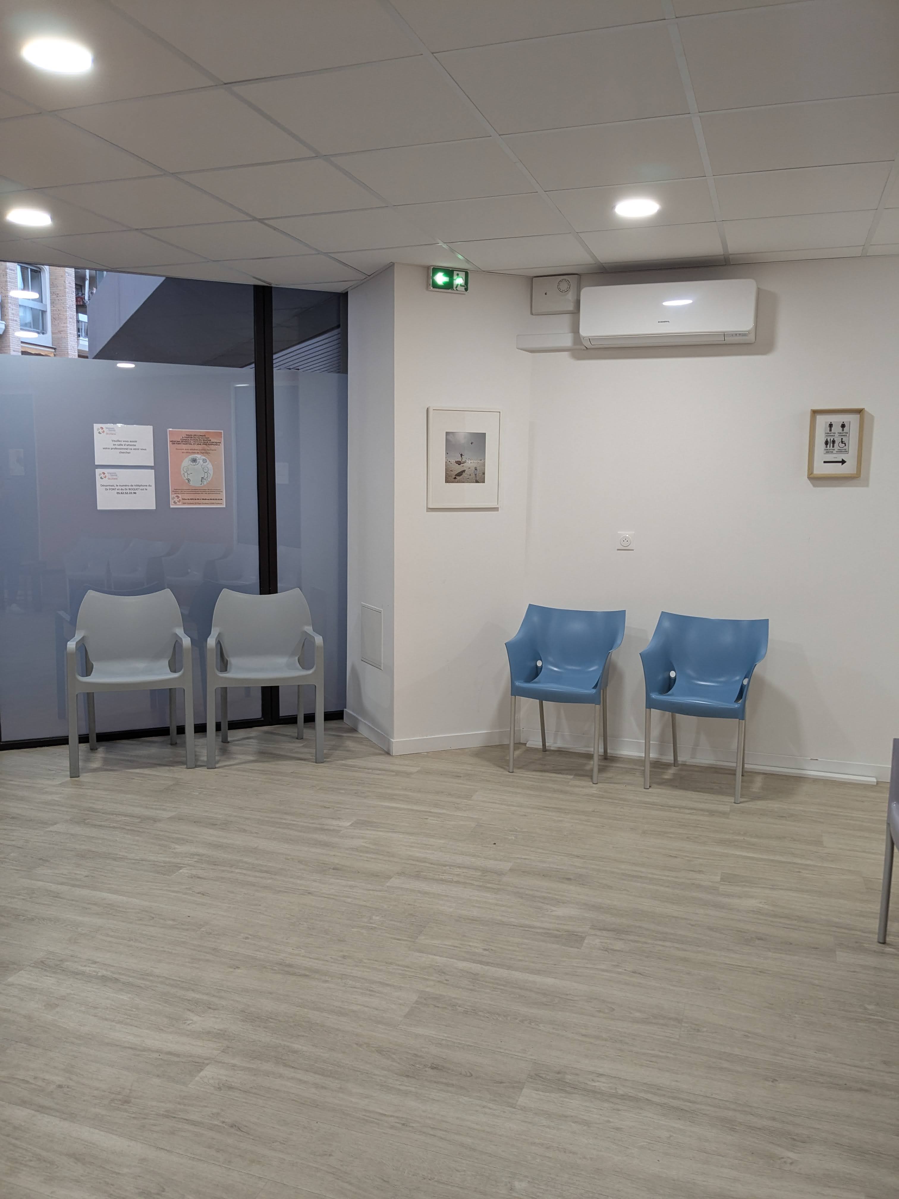 Salle d'attente, fauteuils bleu clair